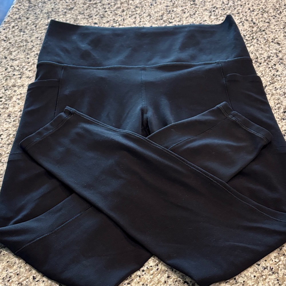 Athleta Salutation Stash 7/8 High-Waisted Leggings. Size Small in Black